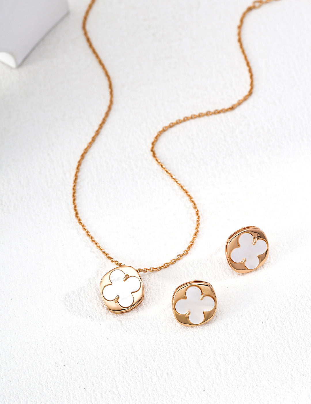 Clova Mother of Pearl Necklace