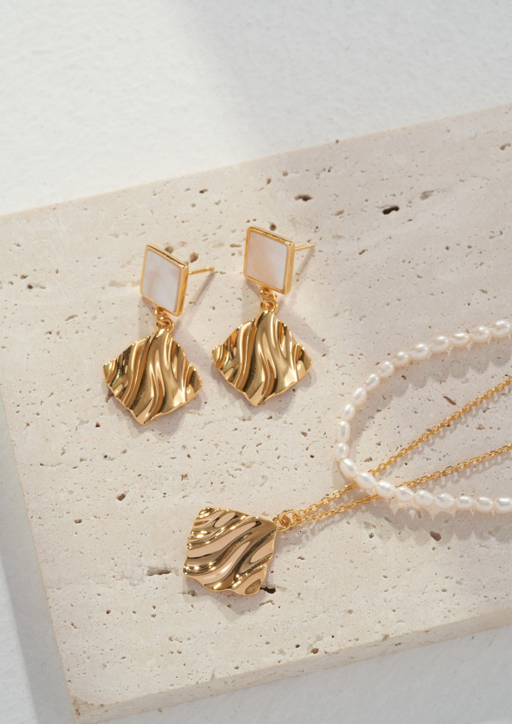 Drift Pearl Necklace