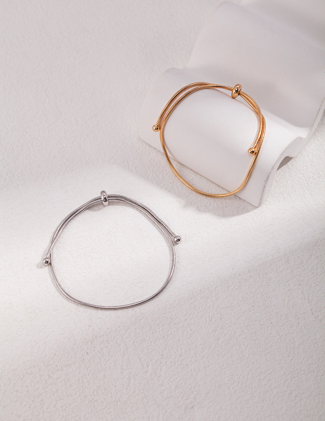 The Minimal Bracelet