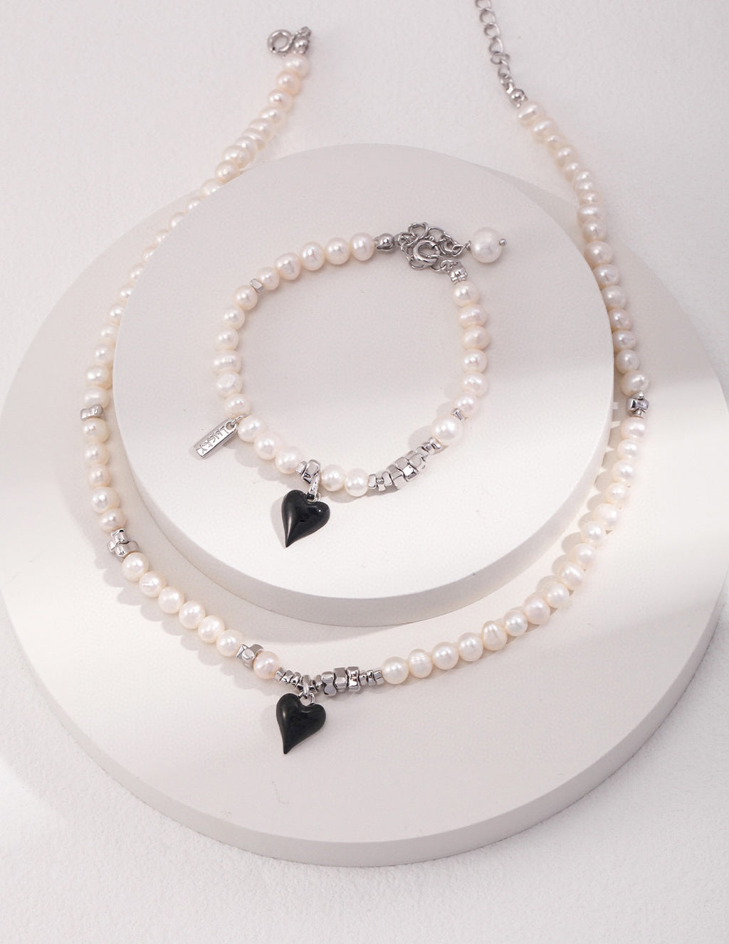 Noir Heart Pearl Bracelet