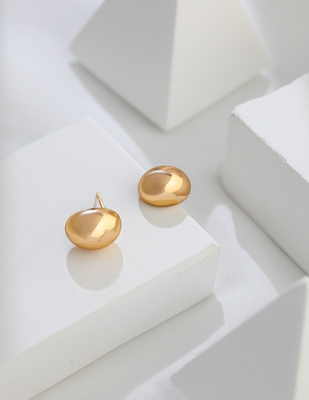 Solis Pebble Studs