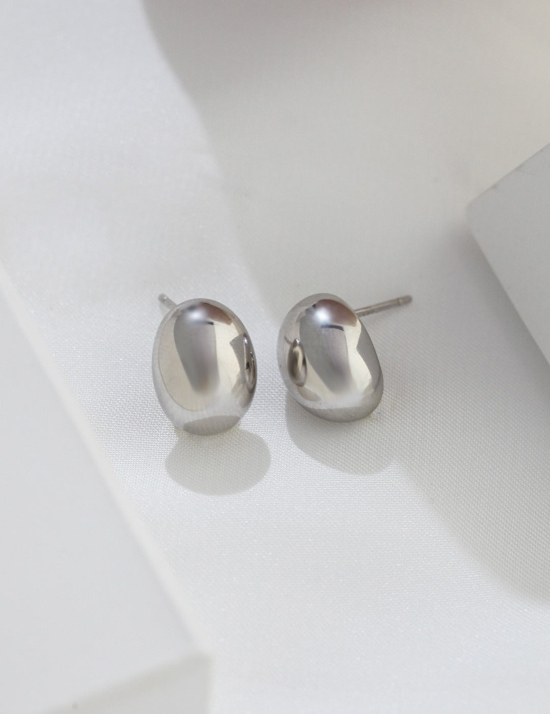 Solis Pebble Studs